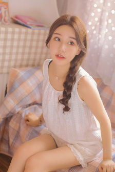 女生戴自动蝴蝶去上班的图片